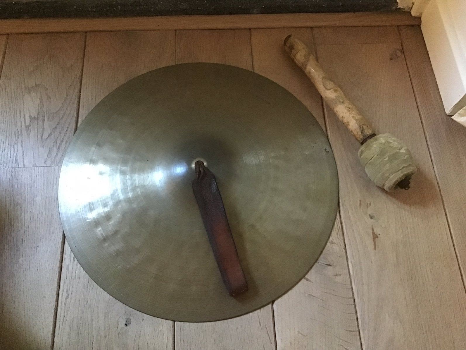 Cymbaal/bekken doorsnee 39 cm/15,3 inch met leren handvat., Muziek en Instrumenten, Ophalen of Verzenden, Gebruikt, Trommel