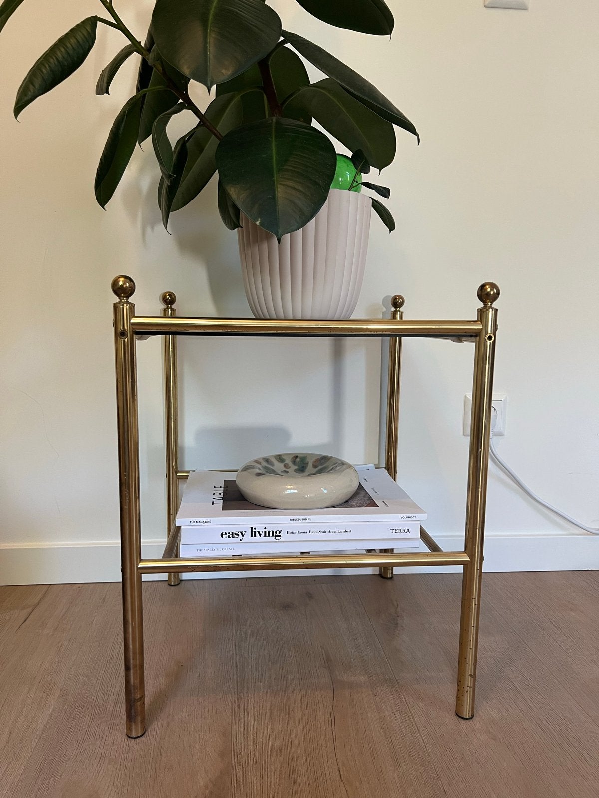 Gouden messing bijzettafel met glazen blad, Huis en Inrichting, Tafels | Bijzettafels, Minder dan 55 cm, Gebruikt, Metaal of Aluminium
