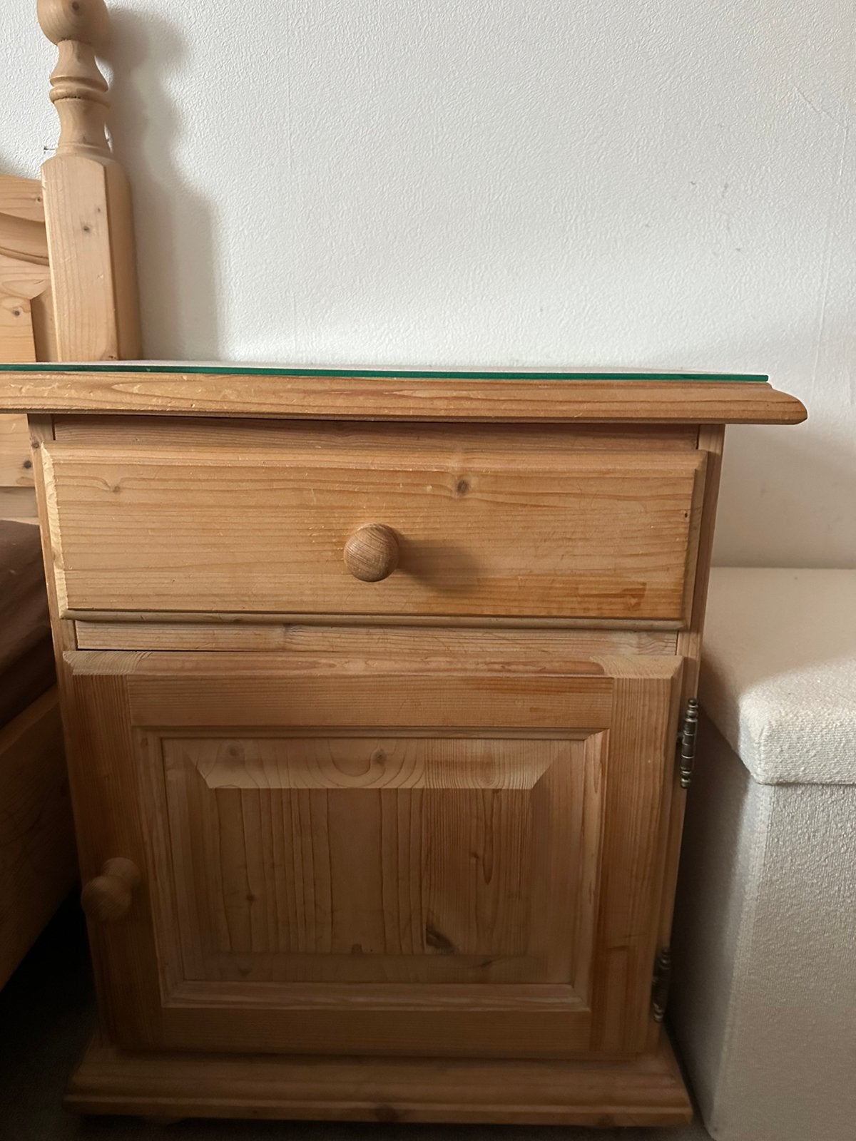 2 grenenhouten nachtkastjes met glazen plaat, Ophalen, Gebruikt, Minder dan 45 cm, Minder dan 55 cm