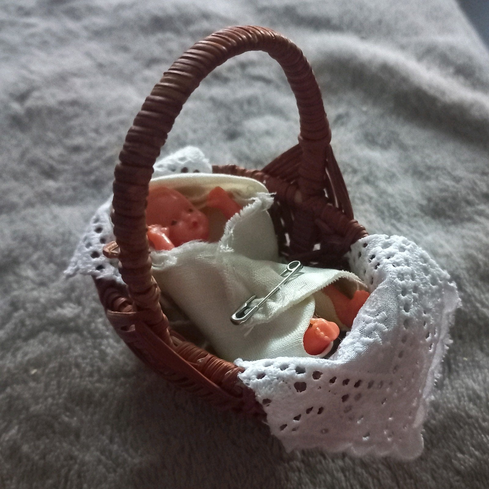 Vintage Mini Mandje met Babypopje Emil Schwenk Jaren '50, Ophalen of Verzenden, Gebruikt, Babypop