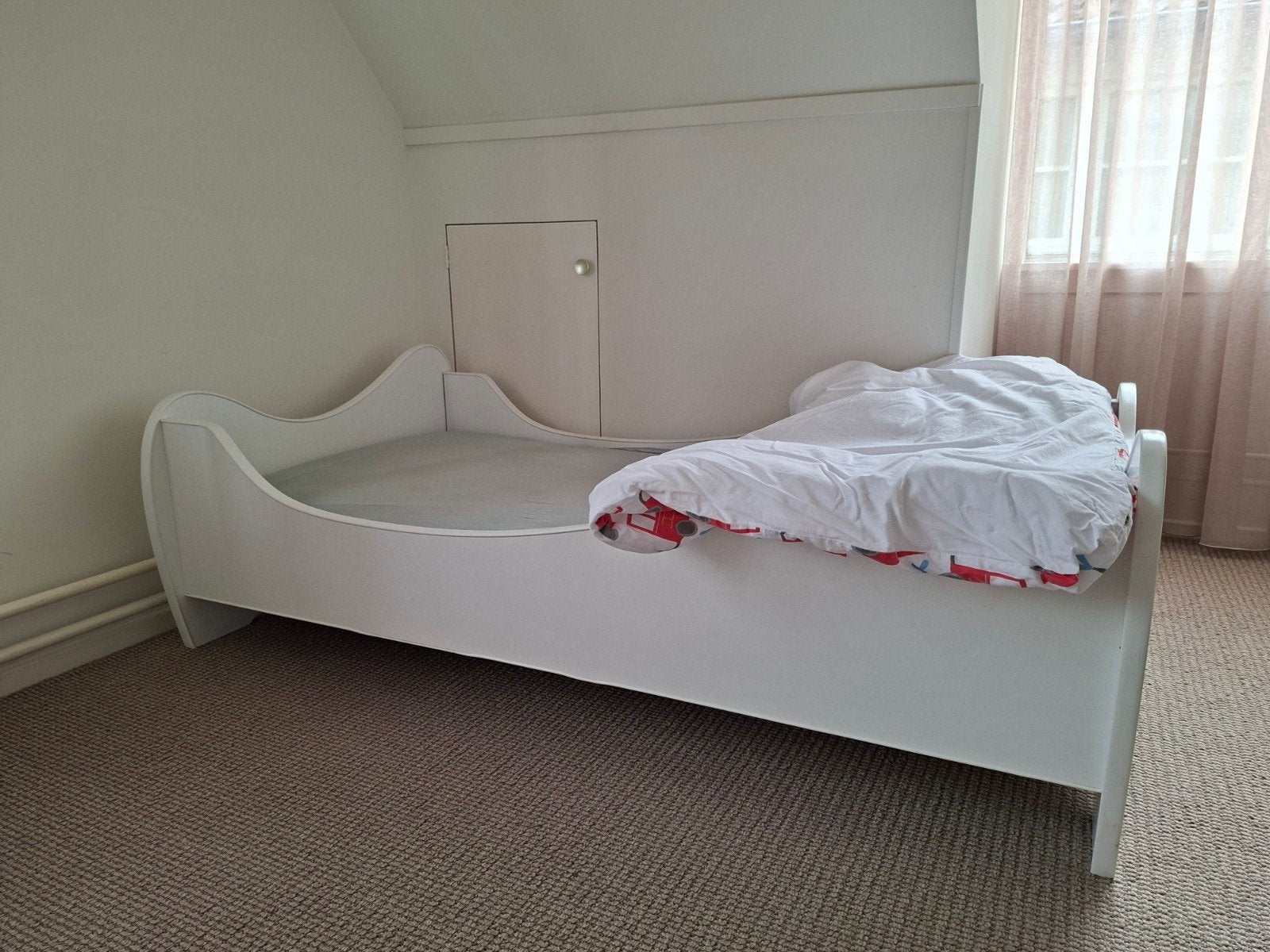Wit peuterbed met lattenbodem en matras, Lattenbodem, 70 tot 85 cm, Zo goed als nieuw, 140 tot 160 cm