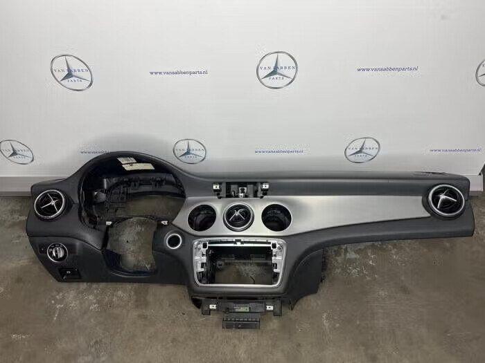 Dashboard van een Mercedes CLA, Auto-onderdelen, Ophalen of Verzenden, Gebruikt