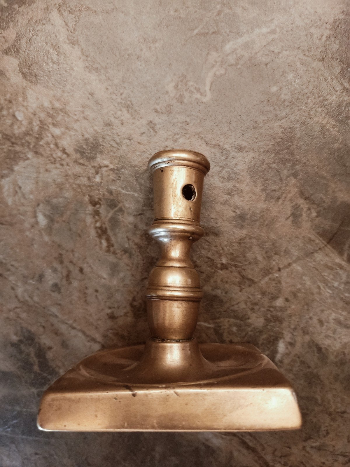 17 e eeuwse bronzen kandelaar, Antiek en Kunst, Verzenden, Koper of Brons