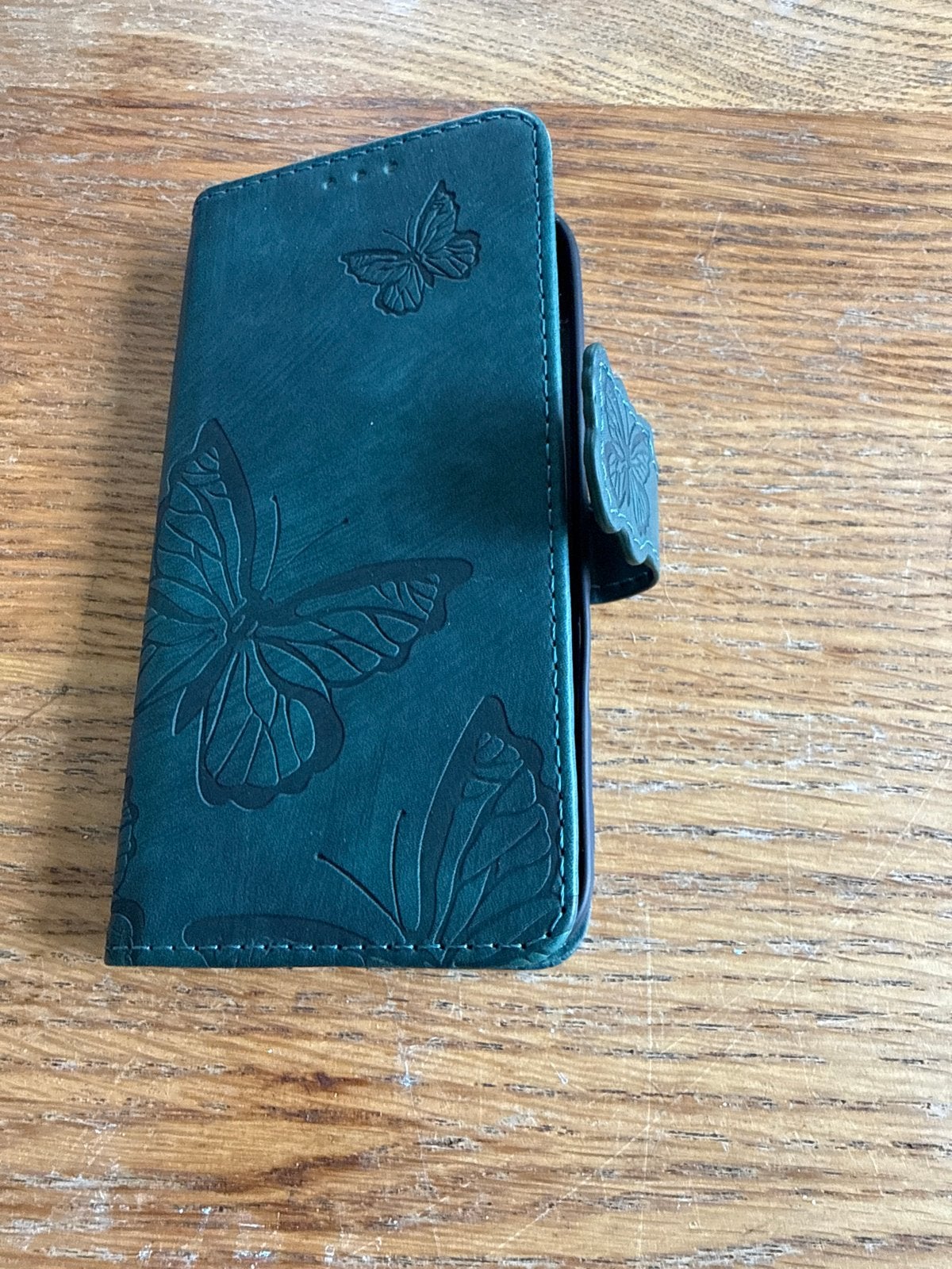 Groen iPhone 16 pro hoesje met vlinders en pasjeshouder, Telecommunicatie, Overige merken, Ophalen of Verzenden, Zo goed als nieuw
