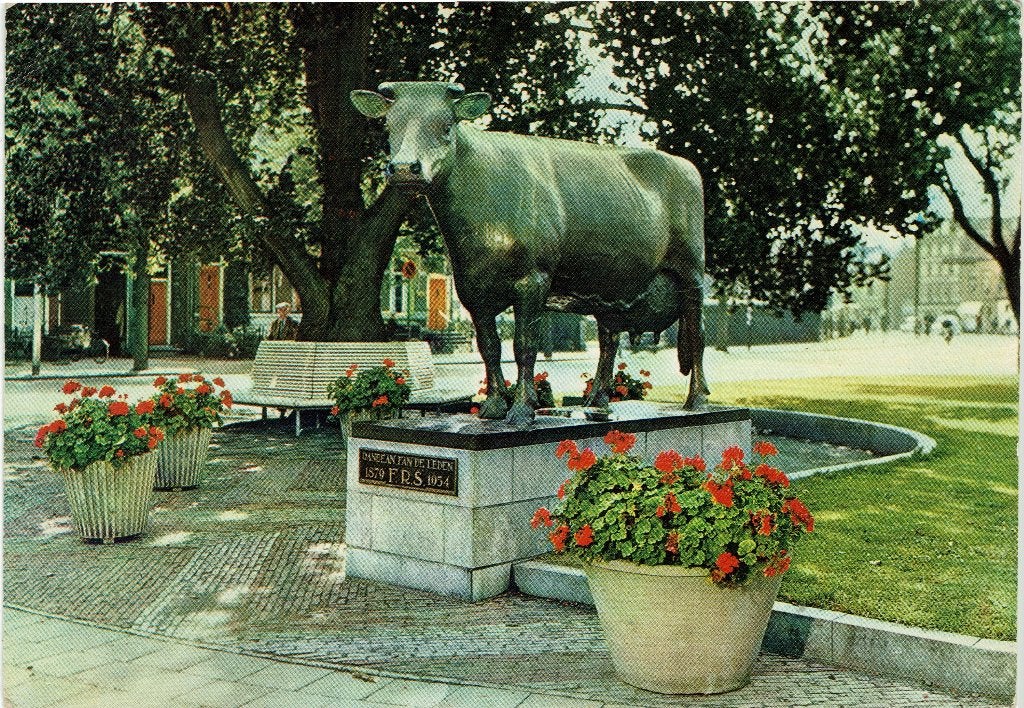 Leeuwarden – Monument Fries Rundvee Stamboek (ús mem)., Ophalen of Verzenden, 1960 tot 1980, Gelopen, Friesland