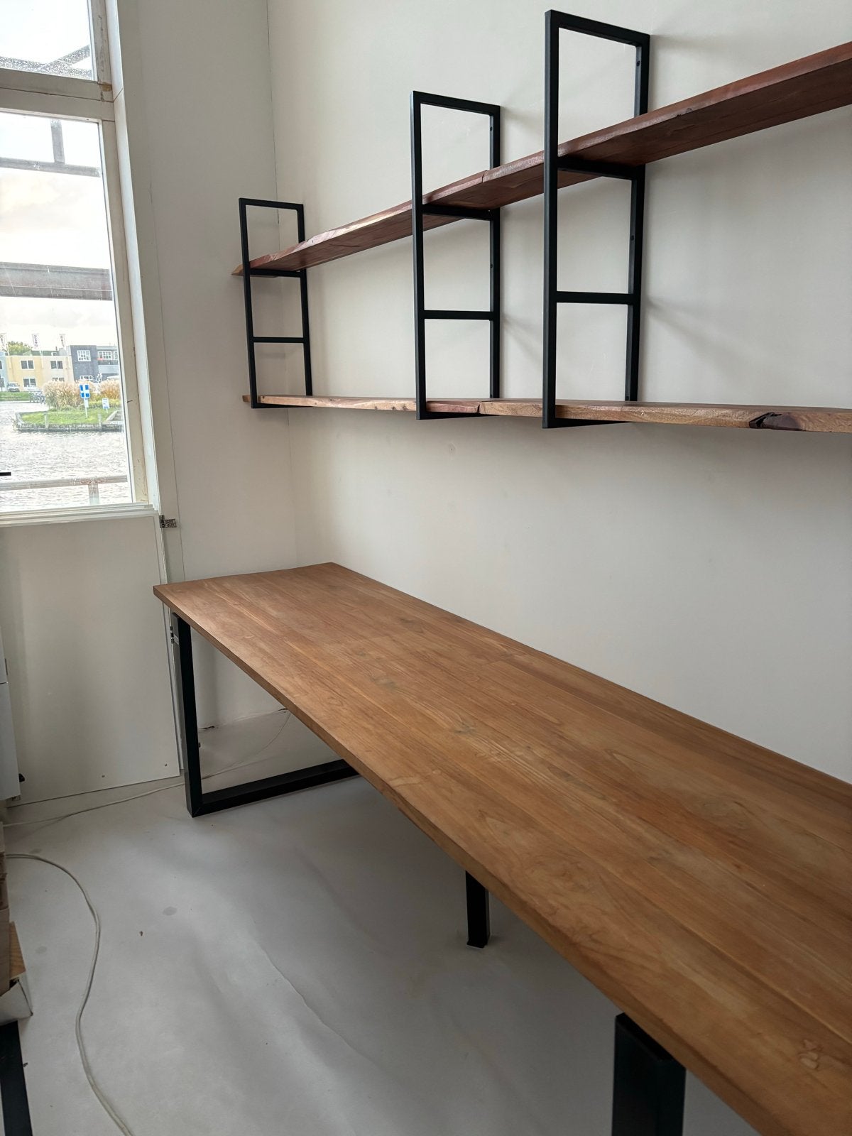 4 robuuste teak houten planken met stalen frames, Ophalen, Zo goed als nieuw