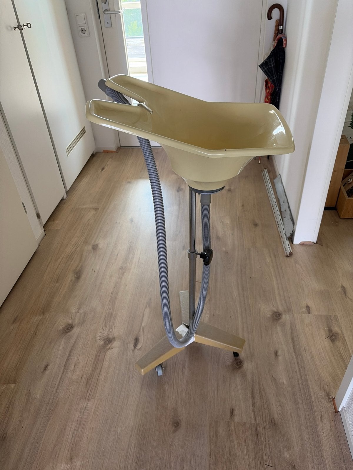 Vintage verrijdbare wasbak uit kapperszaak., Ophalen