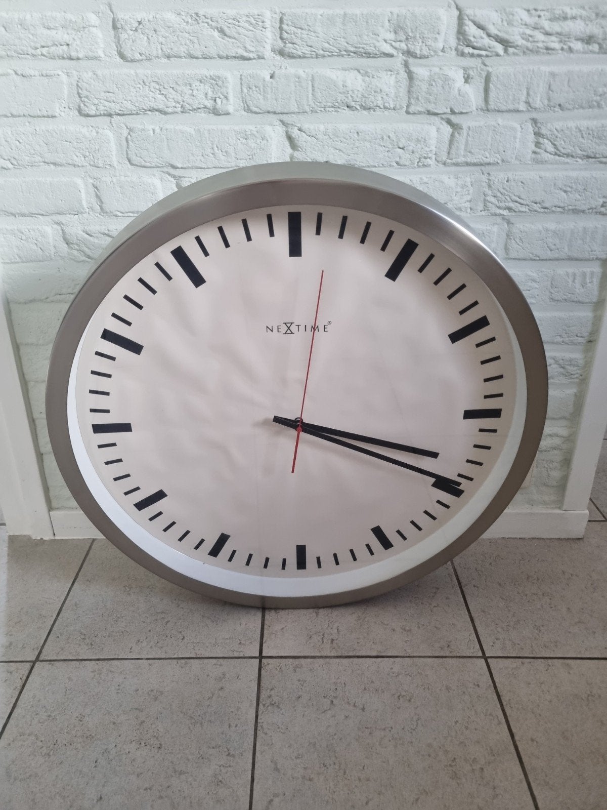 Grote nextdoor wandklok 63cm omtrek, Ophalen, Analoog, Overige kleuren, Modern