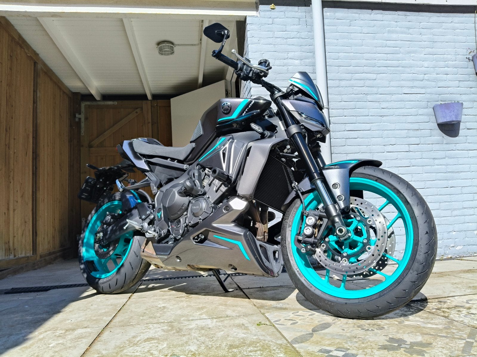 MT09-Y-AMT 2024 Midnight Cyan met Pyramid upgrade, LED Verlichting, 890 cc, Motorrijbewijs A, Gebruikt
