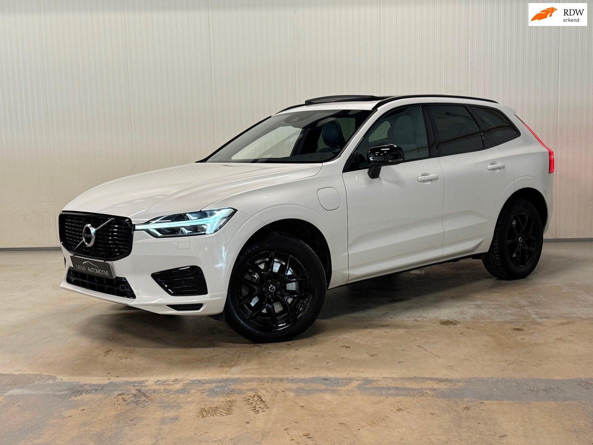 Volvo XC60 2.0 T6 Plug-in hybrid AWD R Design | PANO | BLACK, Dealer onderhouden, Gebruikt, Euro 6, 1969 cc