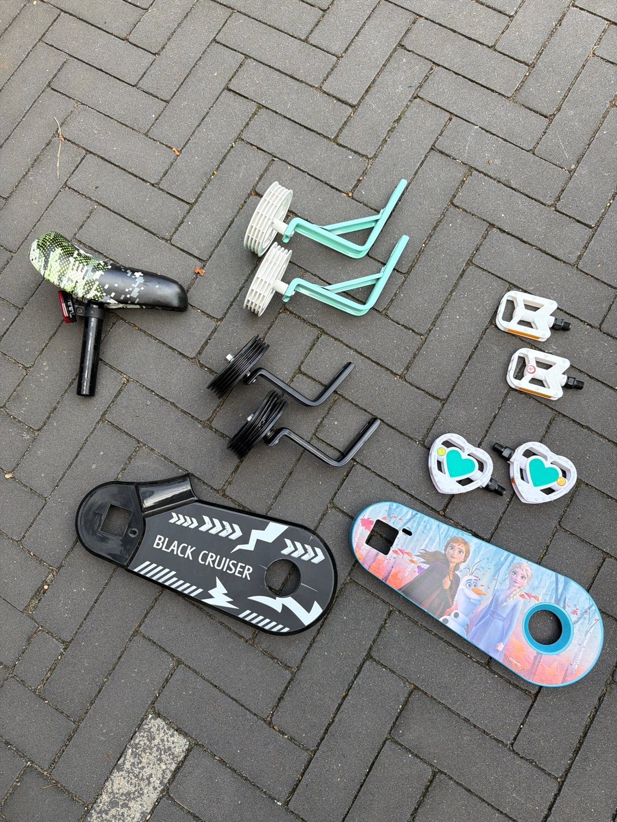 Diverse fiets onderdelen: zadel, zijwieltjes, pedalen, ketti, Fietsen en Brommers, Ophalen of Verzenden, Gebruikt, Kinderfiets