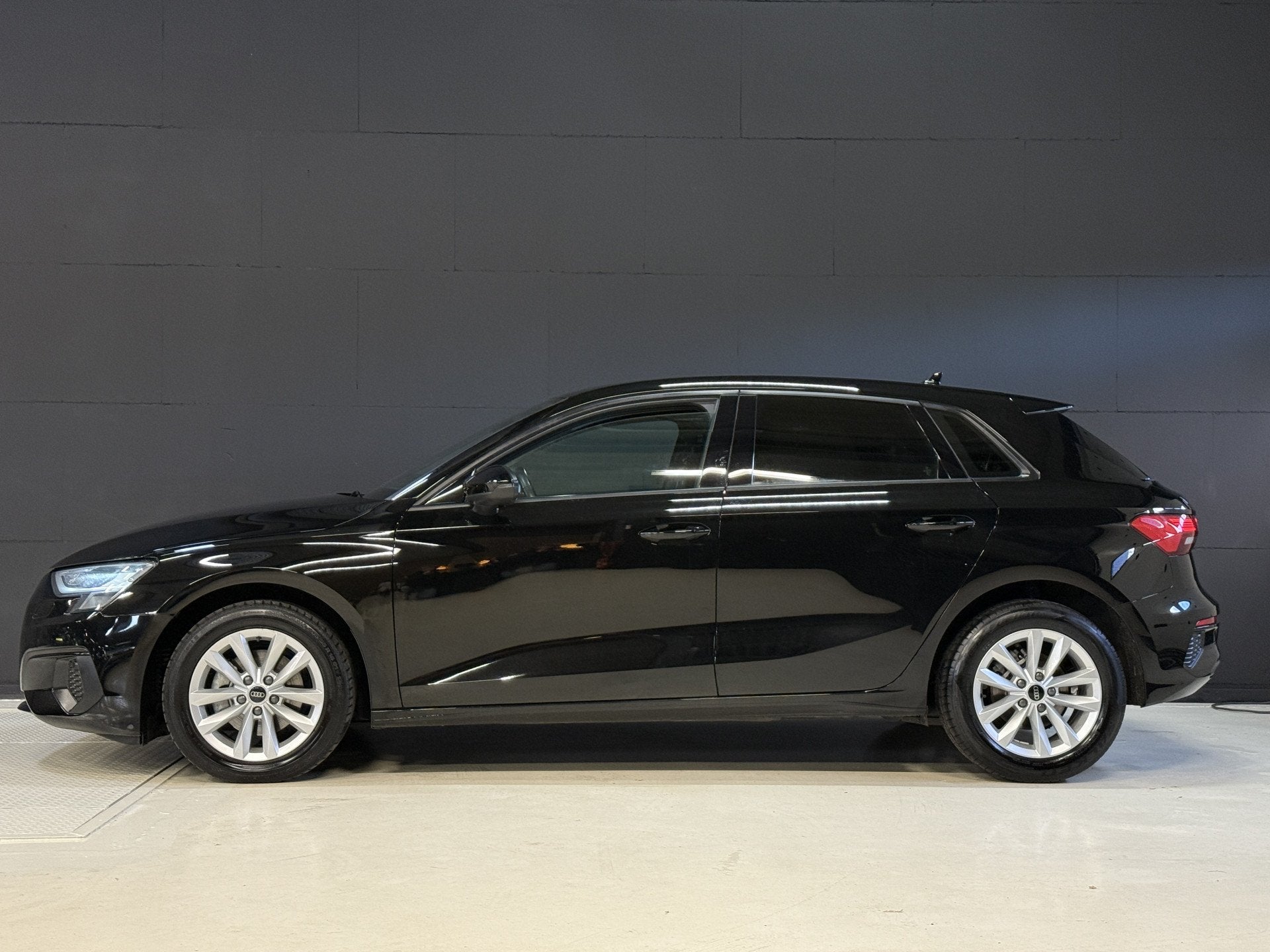 Audi A3 Sportback 30 TFSI Pro Line | Apple Carplay | LED | L, Gebruikt, Zwart, Origineel Nederlands, Bedrijf