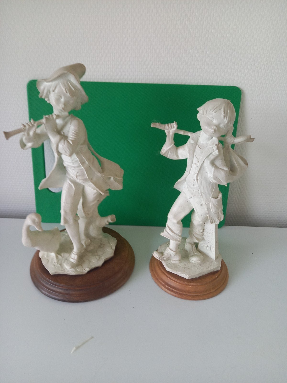 Twee Vintage Beeldjes: Jongens met Muziekinstrumenten, Ophalen of Verzenden, Gebruikt, Mens