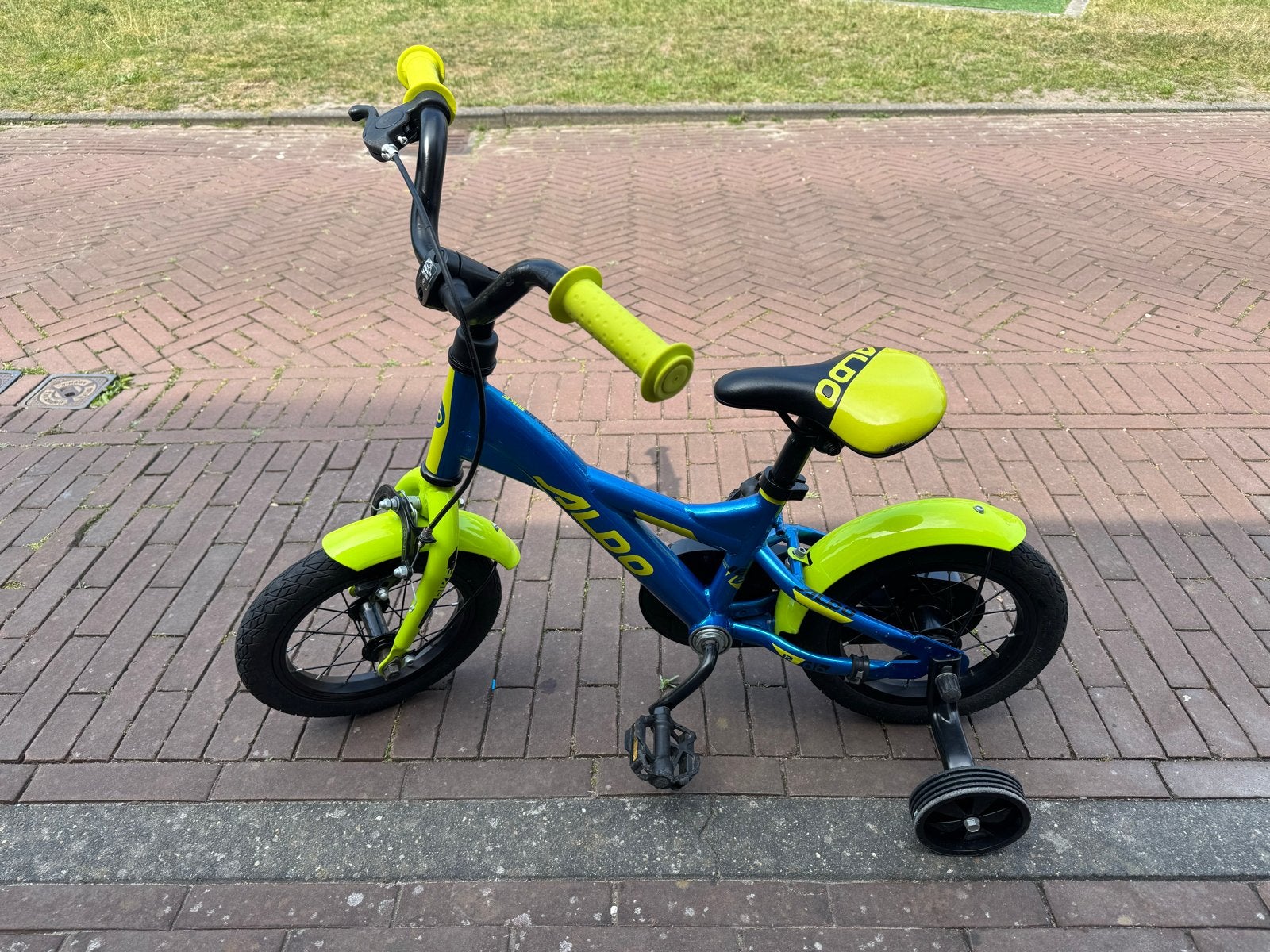Aldo kinderfiets 12 inch met zijwieltjes, Ophalen, Zijwieltjes, Gebruikt, Velgrem