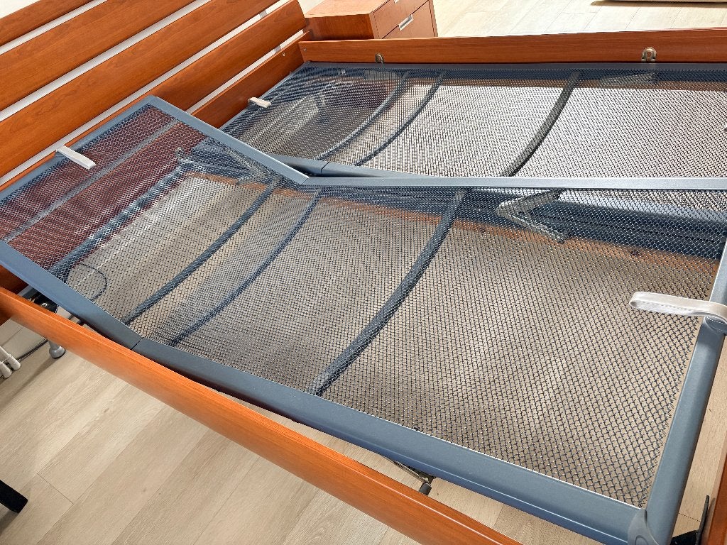 Bed 180 x 210 met Auping spiraalbodem, Ophalen, Modern, delgelijk uitgevoerd bed met een kersenhoutfineer, Bruin, 210 cm