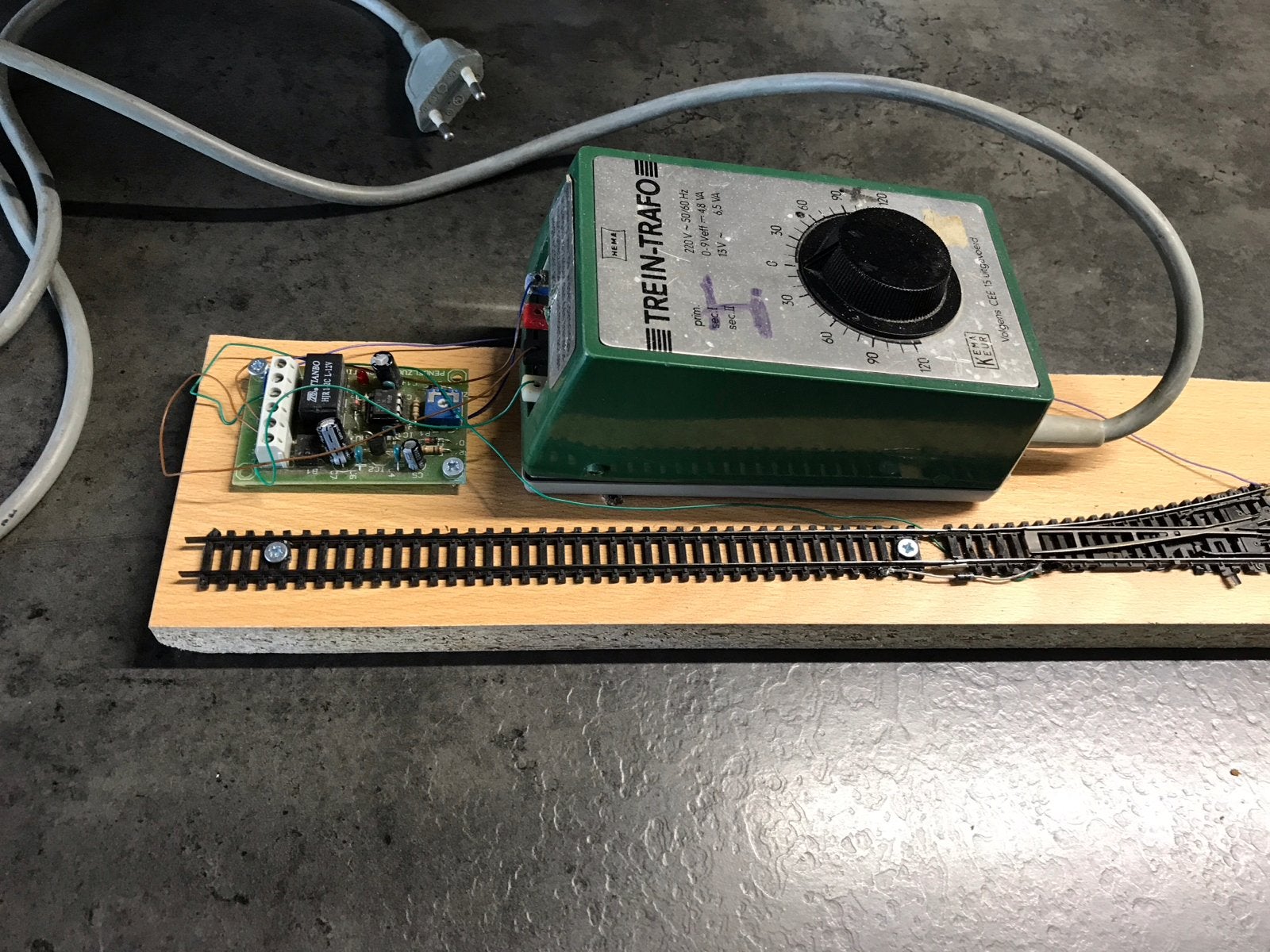 Pendelautomaat met transformator en rails N spoor 80 cm., Hobby en Vrije tijd, Gelijkstroom, Verzenden, Overige typen, Zo goed als nieuw