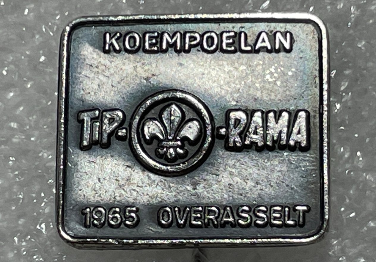 Vintage Scouting Speldje 1965 Overasselt Koempoelan, Ophalen of Verzenden, Gebruikt