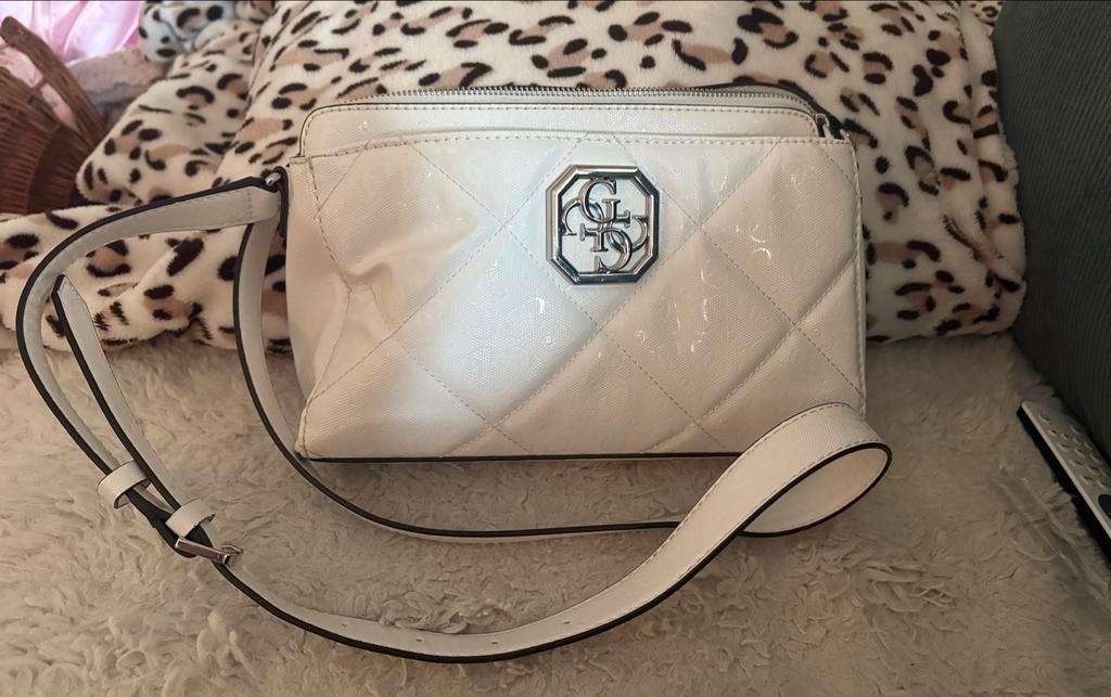 Nieuwe Guess tas WIT - Stijlvolle Schoudertas, Sieraden, Tassen en Uiterlijk, Tassen | Damestassen, Ophalen of Verzenden, Nieuw