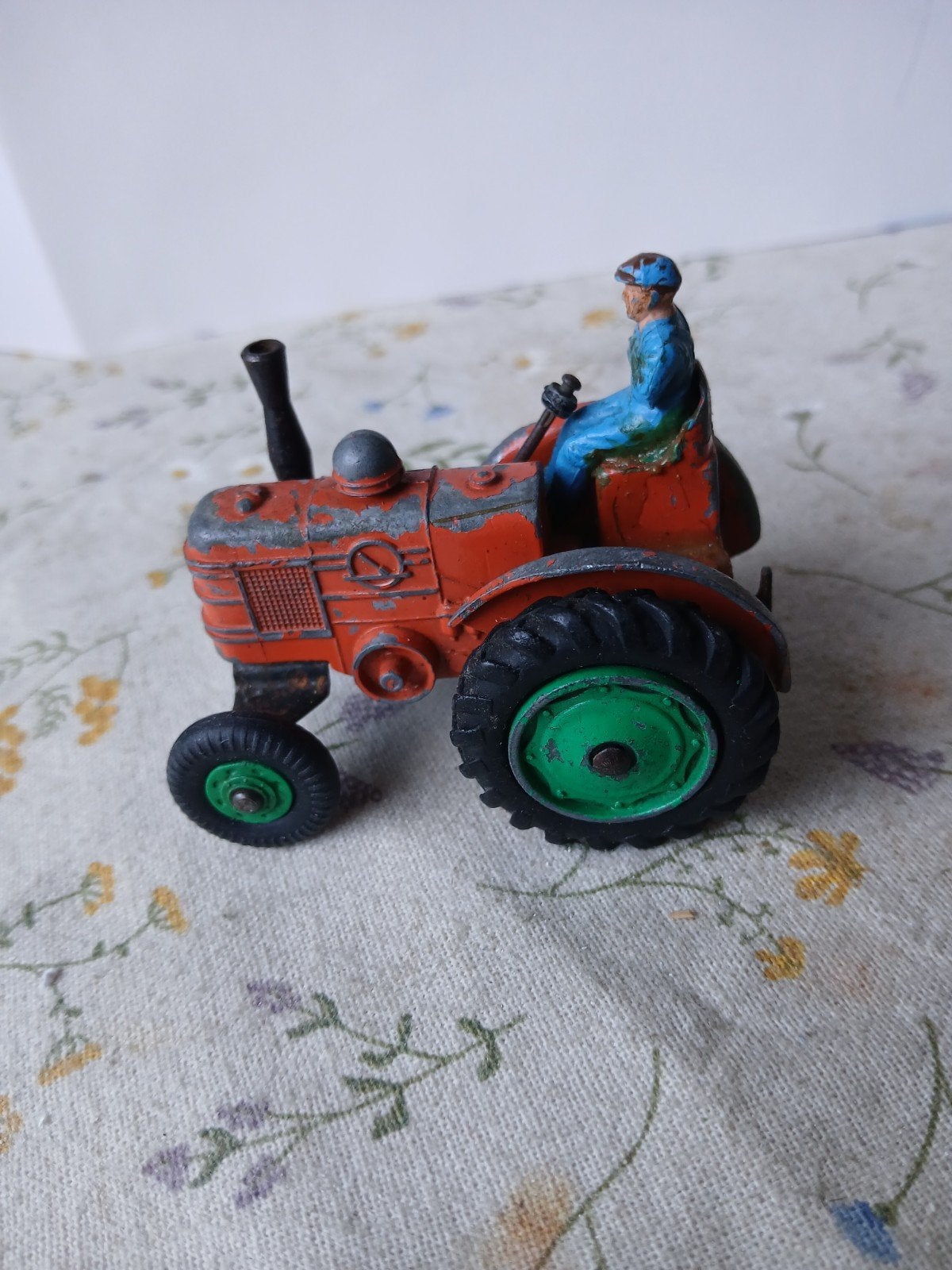 Field Marshall tractor.  Dinky toys, opknapper, Ophalen of Verzenden, Gebruikt, Tractor of Landbouw, Dinky Toys