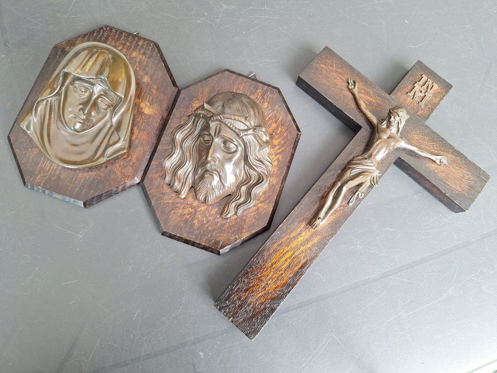 Religieuze muurhangers: Kruisbeeld en gezichten, Ophalen of Verzenden