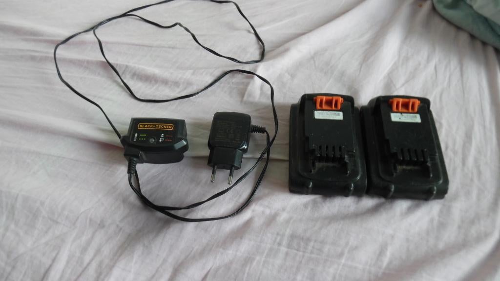 oplader+ 2 batterijen accuboor Black en decker 18 V, Ophalen, Gebruikt, Minder dan 400 watt, Boor- en Schroefmachine