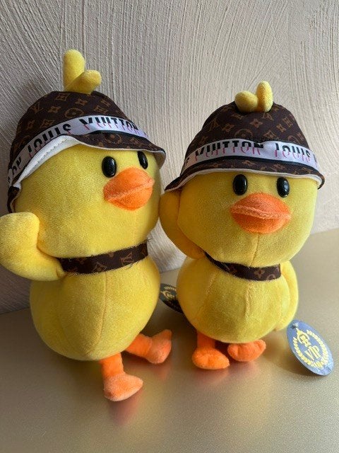 2 Eenden Knuffels met Louis Vuitton Stijl Hoedjes, Geel, Ophalen of Verzenden, Zo goed als nieuw, Met kleding of accessoire