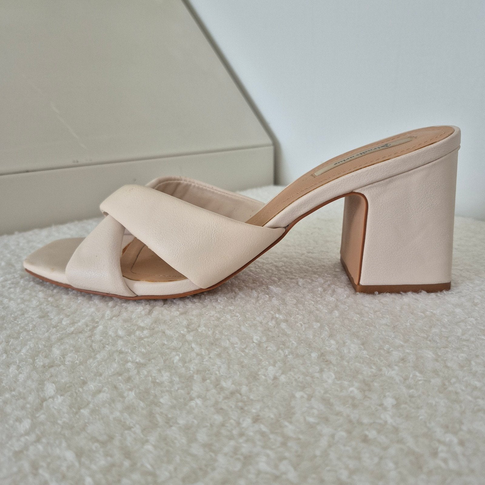 STRADIVARIUS dames slippers maat 39, beige, zgan, Slippers, Beige, Ophalen of Verzenden, Zo goed als nieuw