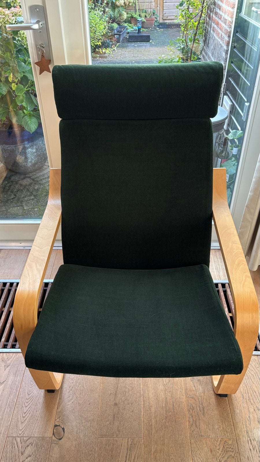 Twee IKEA Poäng fauteuils met donkergroene kussens, Huis en Inrichting, Ophalen, Gebruikt, Twee, Overige kleuren