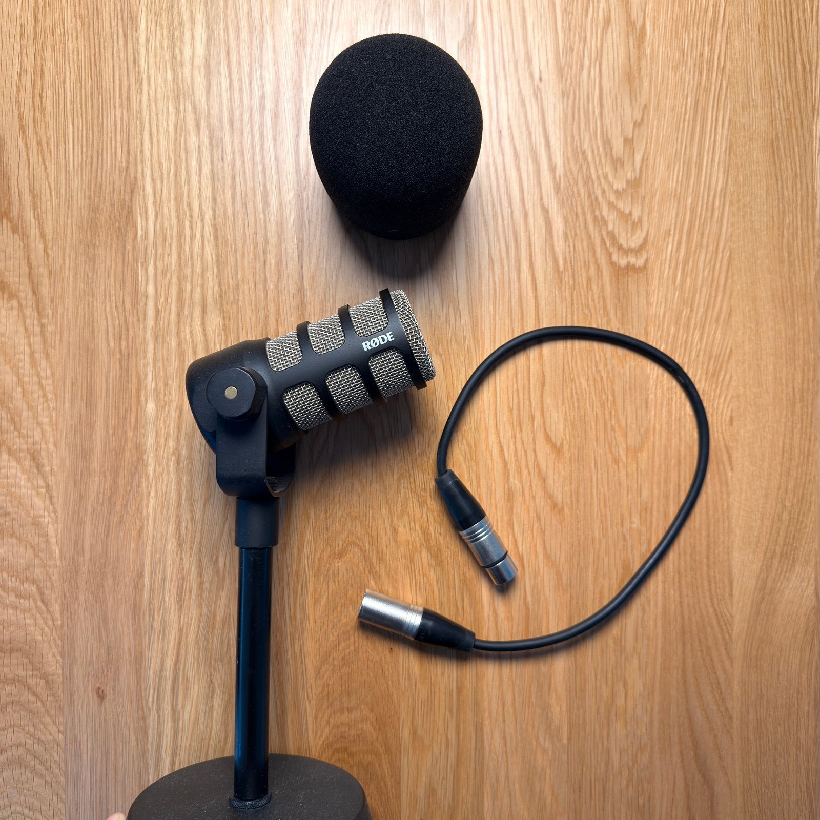 Røde PodMic met tafelstandaard (zwart), Ophalen of Verzenden, Zo goed als nieuw, Audio