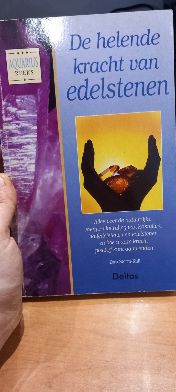 De helende kracht van edelstenen - Zora Storm-Kull, Boeken, Ophalen of Verzenden, Gelezen, Spiritualiteit algemeen, Overige typen