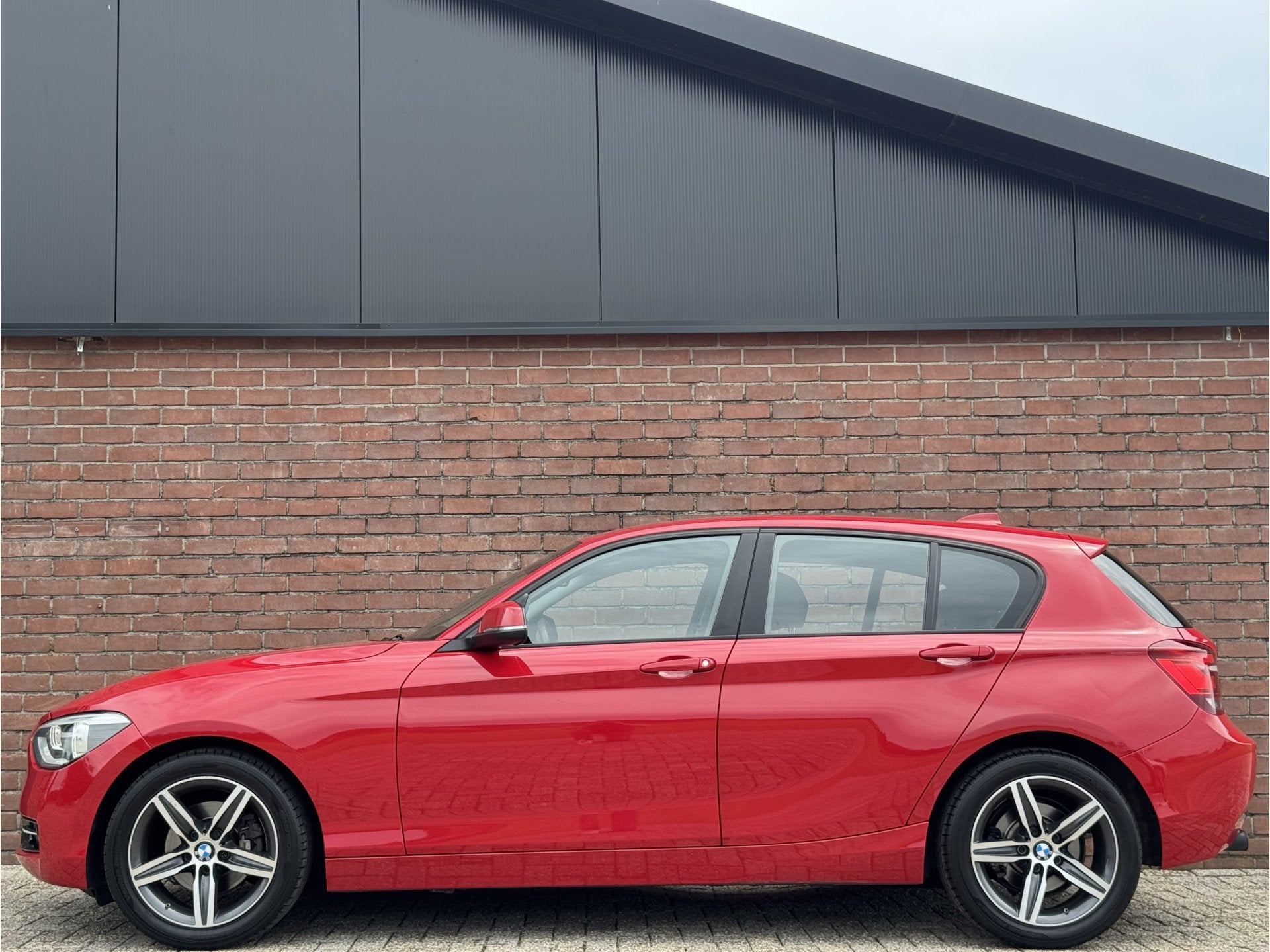 BMW 1-serie 118I EXECUTIVE | NL-AUTO! | NAVI! | CLIMA!, Auto's, Gebruikt, 4 cilinders, Origineel Nederlands, Automatische klimaatregeling