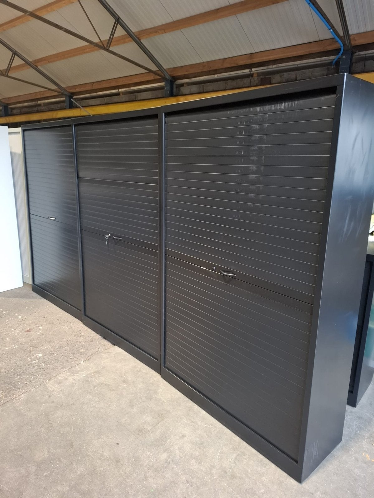 Zwarte metalen roldeurkasten met 4 legborden, Huis en Inrichting, Ophalen, Gebruikt, 100 tot 150 cm, Metalen roldeurkasten