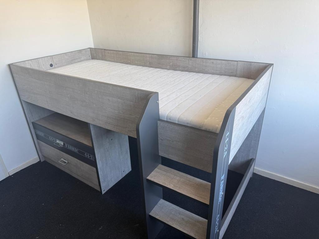 Hoogslaper met bureau en kledingkast - Zo goed als nieuw, Kinderen en Baby's, Kinderkamer | Complete kinderkamers, Ophalen, Zo goed als nieuw