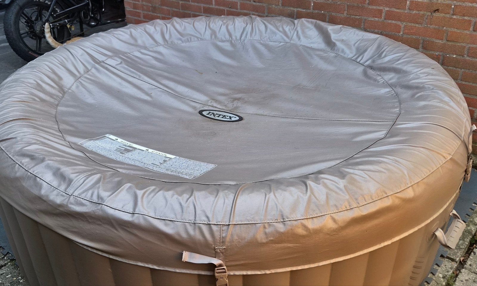 Intex Opblaasbare Jacuzzi met Pomp en Afdekzeil, Tuin en Terras, Bubbelbaden en Hottubs, Ophalen, Gebruikt, Afdekzeil, Opblaasbaar