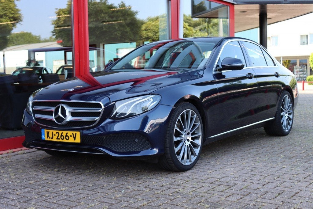 Mercedes-benz E-KLASSE 220d LED WIDESCREEN 20INCH STANDKACHE, Auto's, Achterwielaandrijving, 4 cilinders, Blauw, Origineel Nederlands