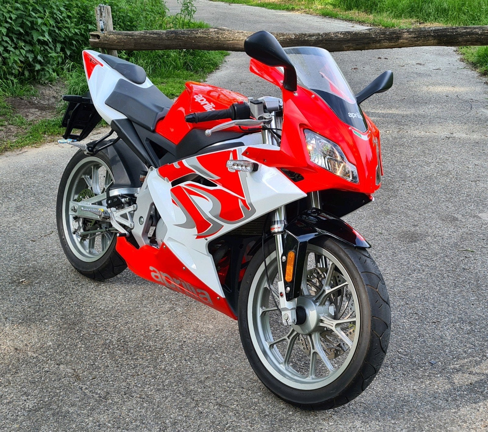 Aprilia RS50 MY08 Fluo Red 50cc schakelbrommer 6500km rs 50, 6 versnellingen, Maximaal 45 km/u, Zo goed als nieuw, 49 cc
