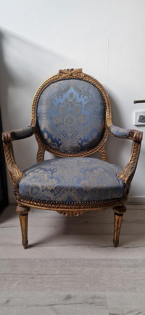 Kasteel fauteuil., Ophalen
