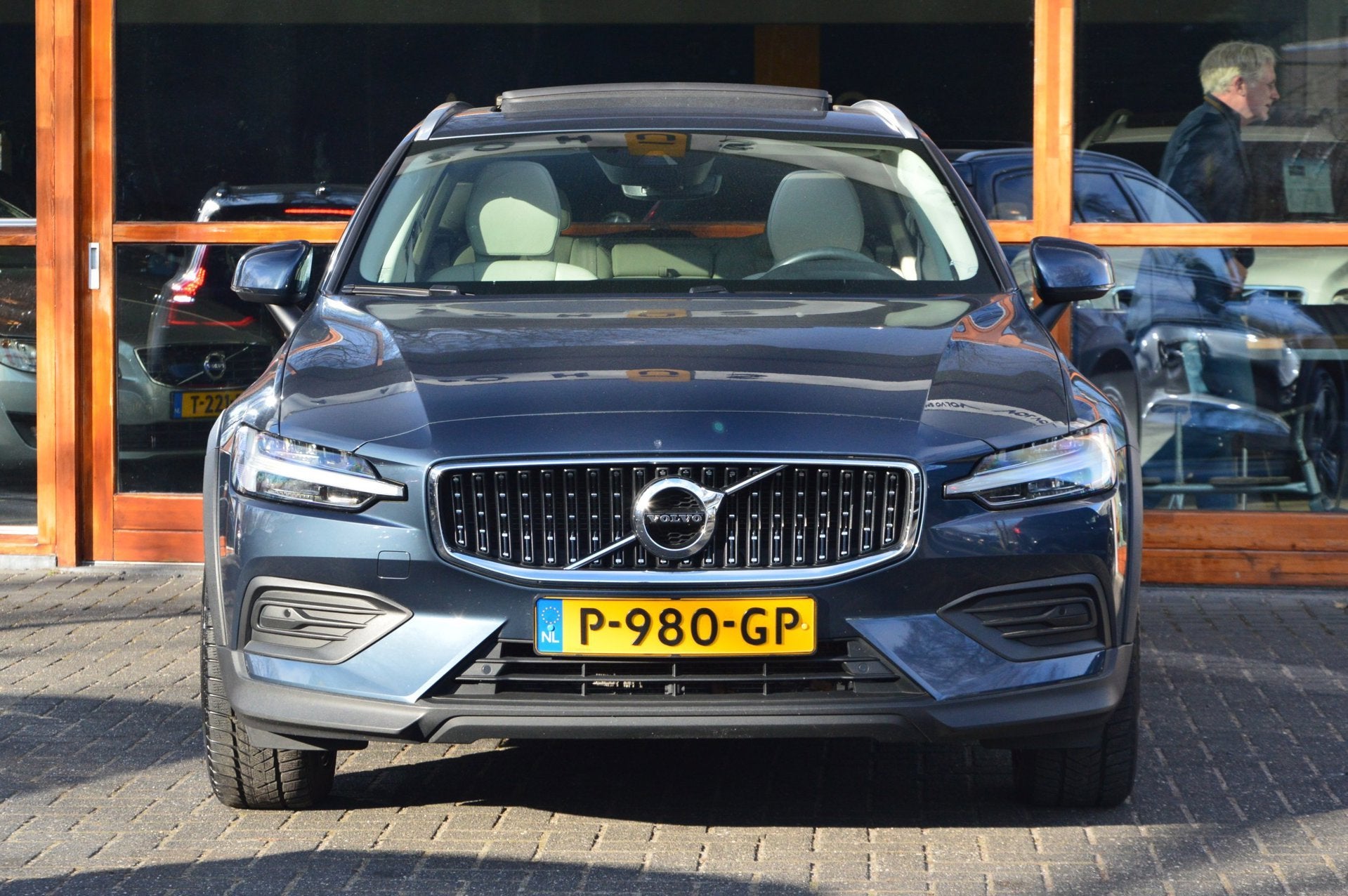 Volvo V60 Cross Country B5 AWD | Panoramadak | Adaptive Crui, Dealer onderhouden, 15 km/l, 4 cilinders, 1969 cc