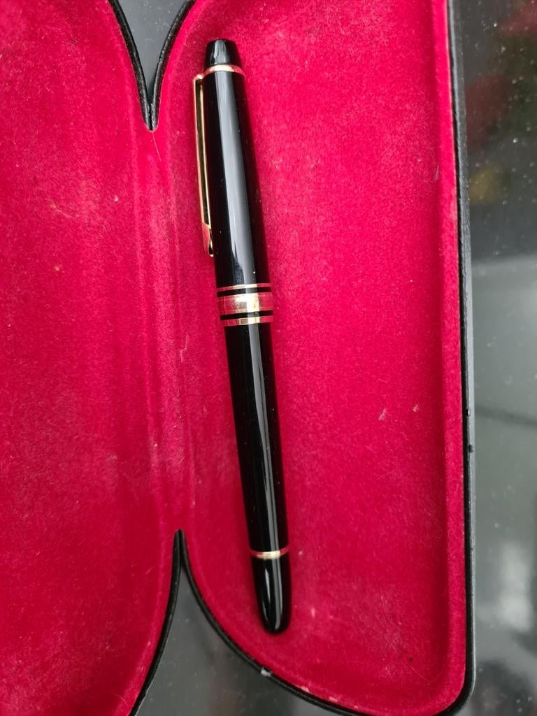 Elegante zwarte vulpen met gouden accenten, Verzamelen, Pennenverzamelingen, Ophalen of Verzenden, Zo goed als nieuw, Vulpen, Overige merken