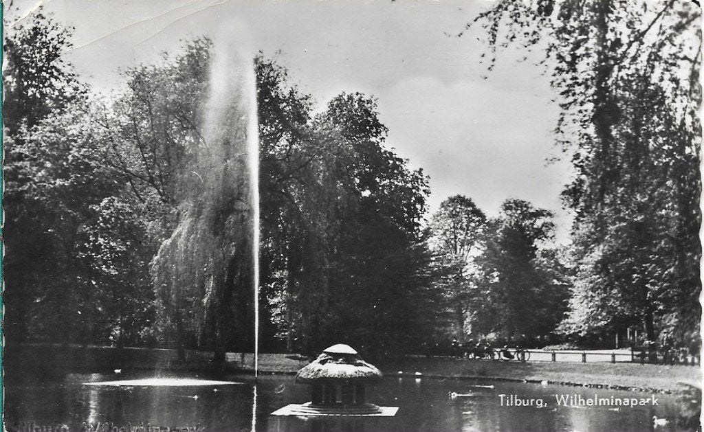 Tilburg 1958 Wilhelminapark met fontein, fotokaart, Verzamelen, Verzenden, 1940 tot 1960, Gelopen, Noord-Brabant