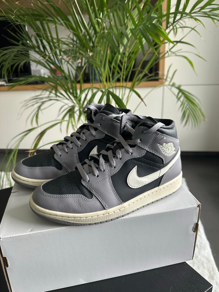 Nike Air Jordan 1 Mid WMNS Cement Grey/Sail-Anthracite, Kleding | Dames, Schoenen, Ophalen of Verzenden, Nieuw, Grijs, Sneakers of Gympen
