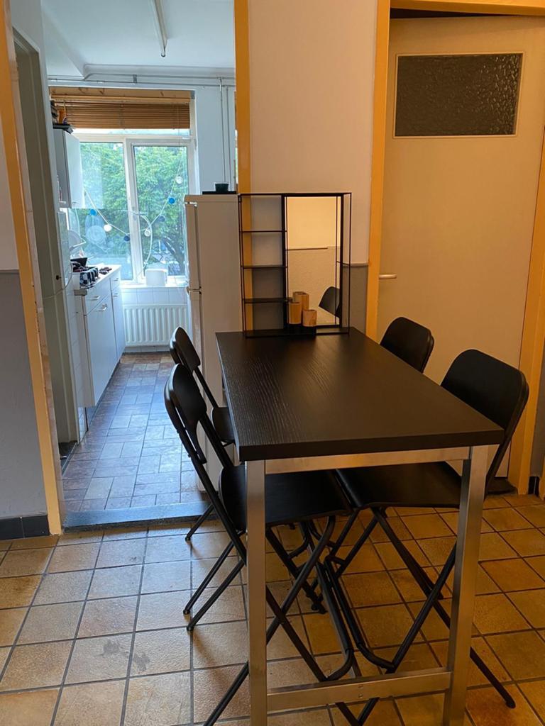 Eettafel met 4 krukken - Modern en compact, Huis en Inrichting, Tafels | Eettafels, Ophalen, Gebruikt, 100 tot 150 cm, 50 tot 100 cm