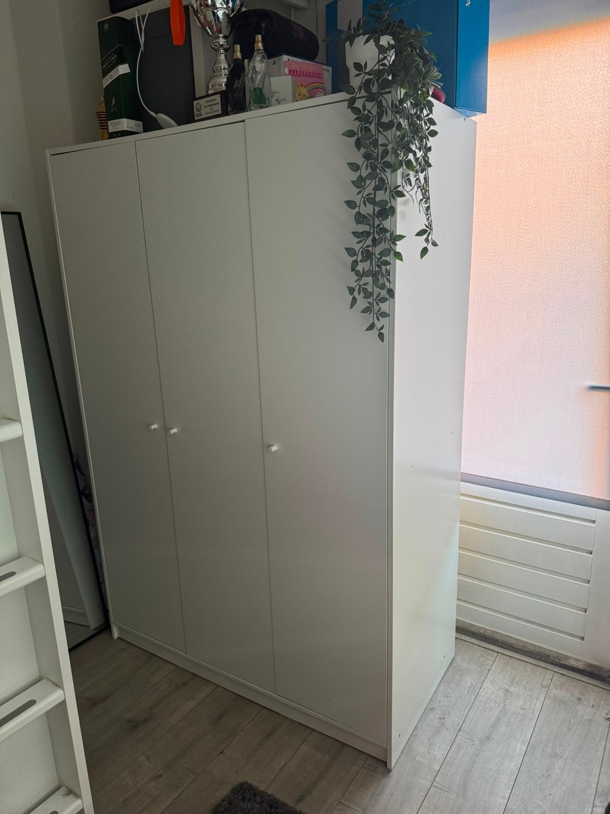 Witte kledingkast met 3 deuren en planken, Ophalen, Gebruikt, 100 tot 150 cm, 200 cm of meer