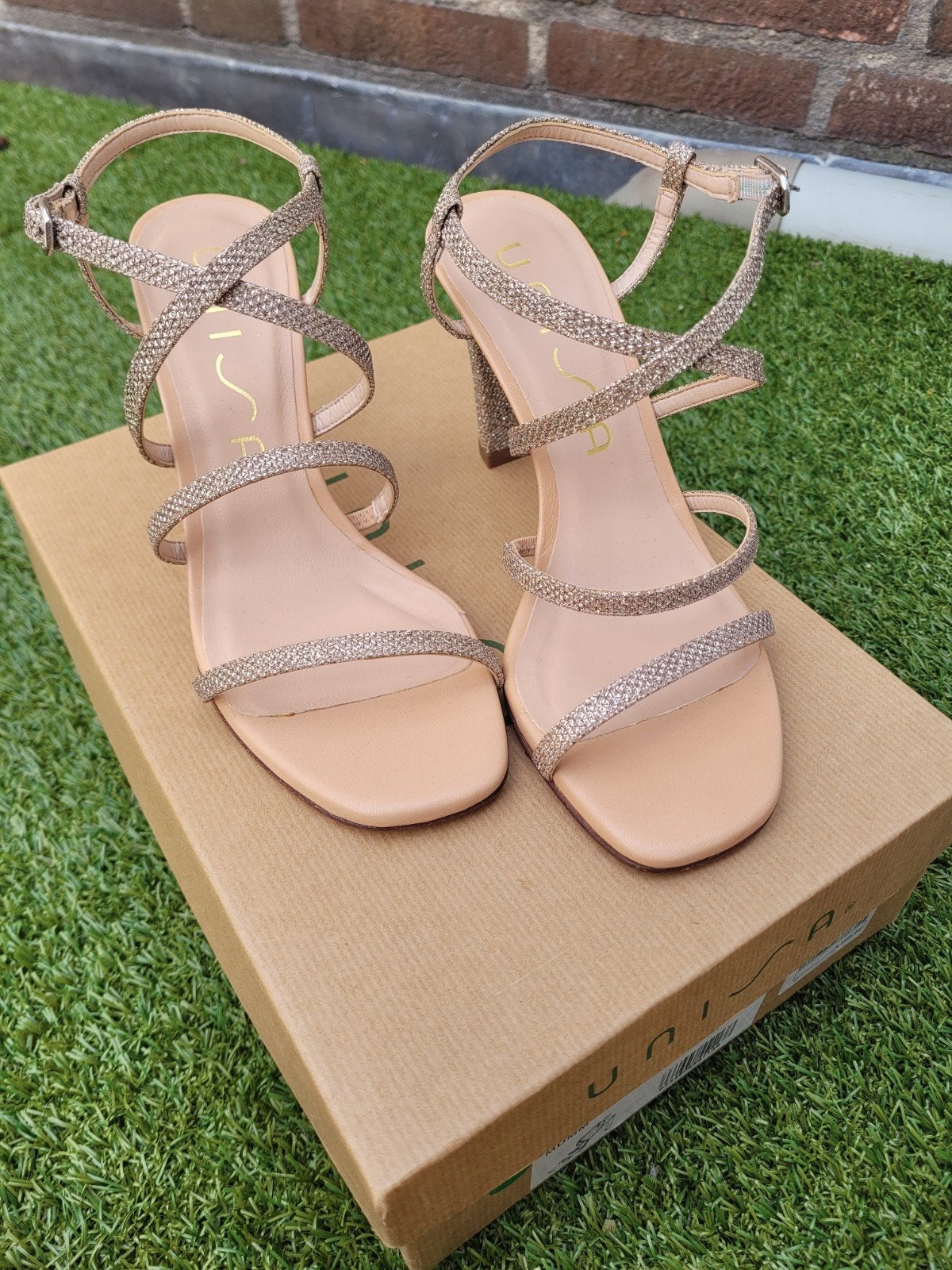 Nieuwe opgedragen dames schoenen van Unisa maat 37. Goud, Kleding | Dames, Schoenen, Overige kleuren, Nieuw, Ophalen of Verzenden