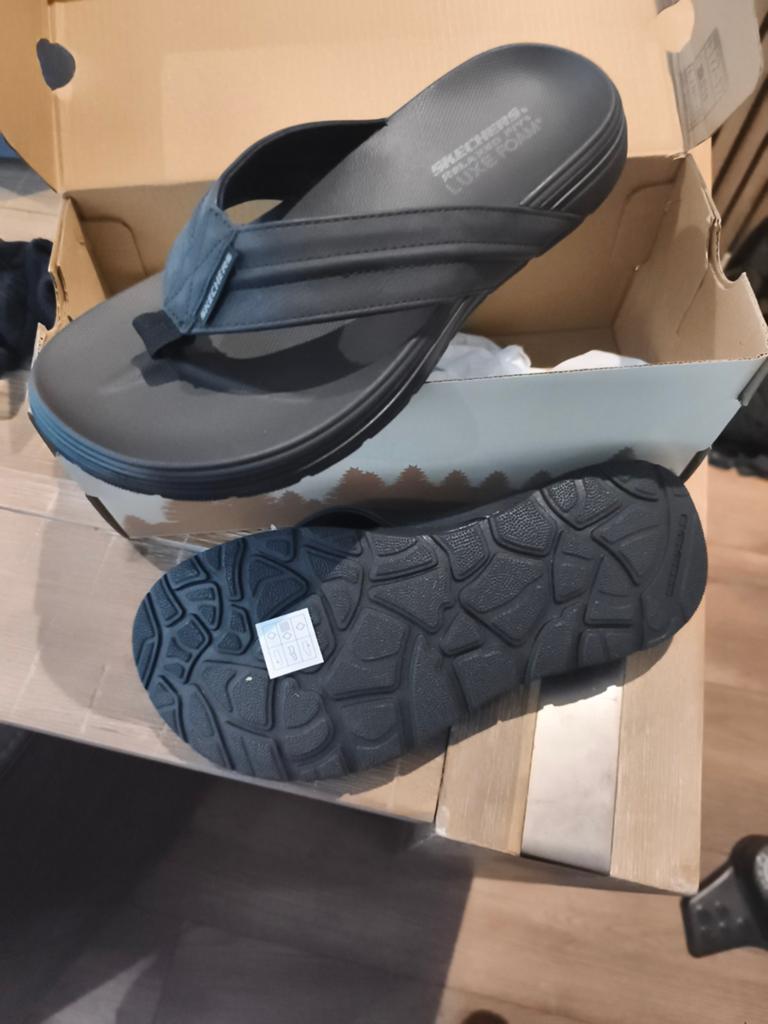 Skechers slippers maat 41 - Luxe Foam, Kleding | Heren, Schoenen, Slippers, Zwart, Ophalen of Verzenden, Zo goed als nieuw