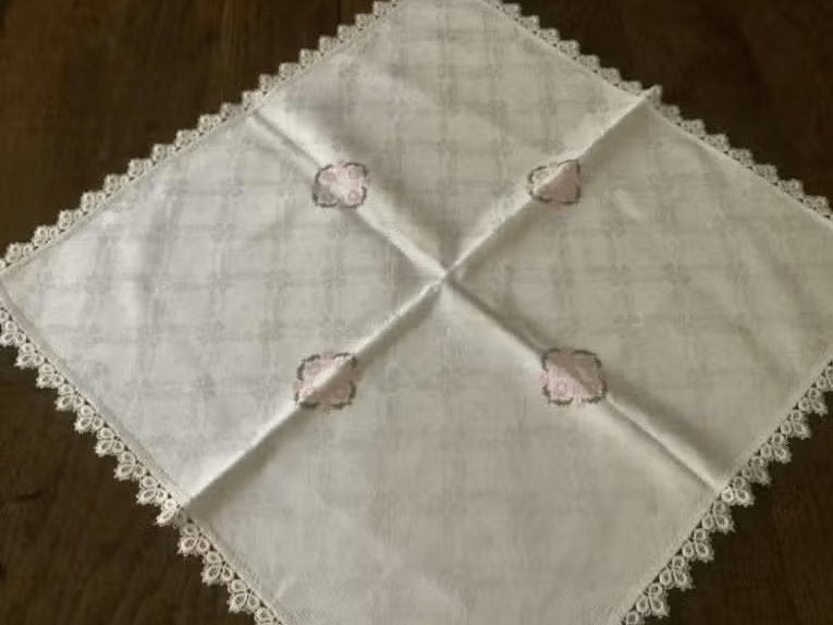 2x vierkant dekservet, kleedje geborduurde details; 57*57 cm, Ophalen of Verzenden, Nieuw, Vierkant