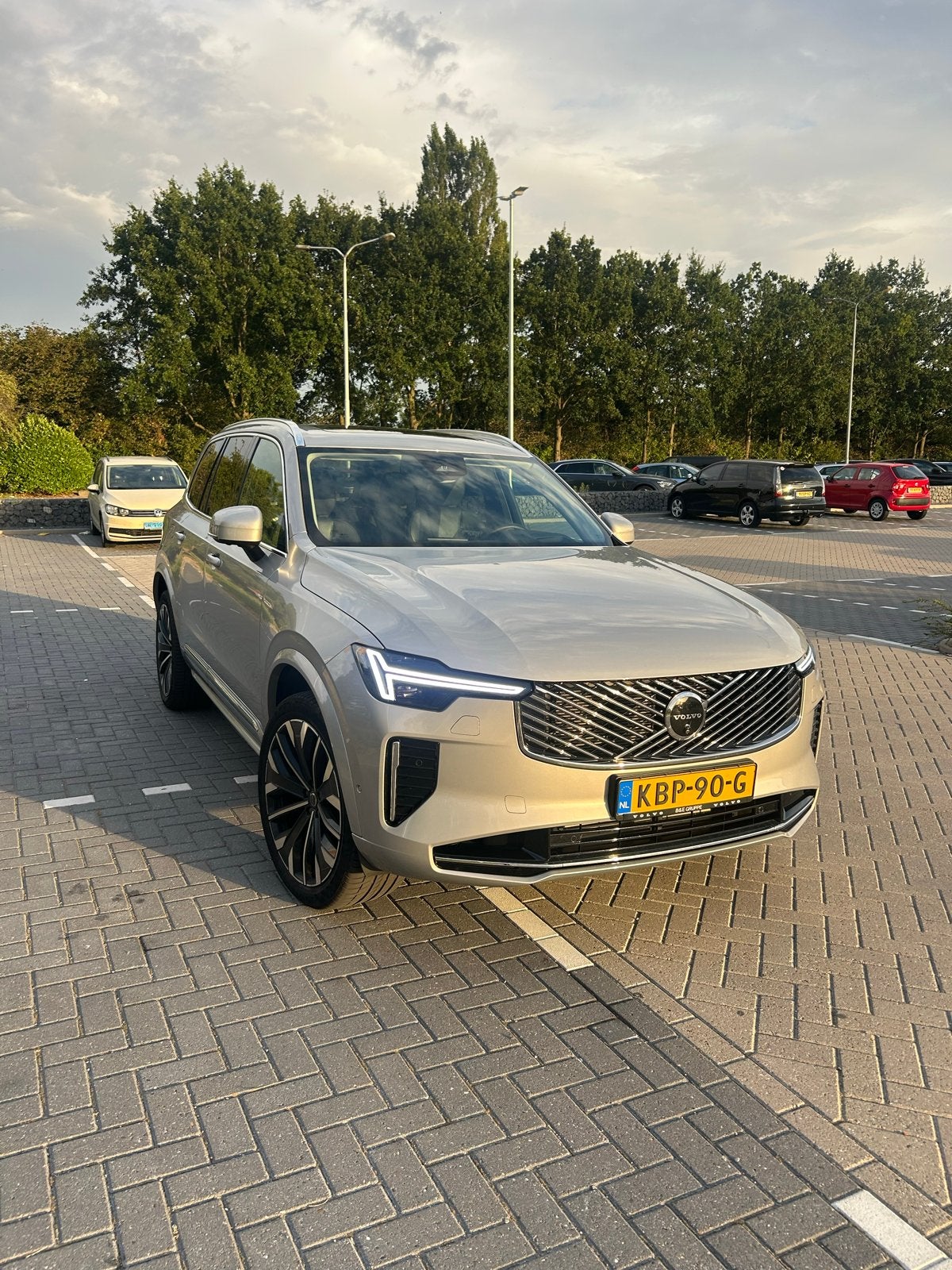 Volvo XC90 T8 Plug-in Hybrid Ultra Bright 7P 2025, 4 cilinders, 1969 cc, 7 stoelen, Lichtsensor