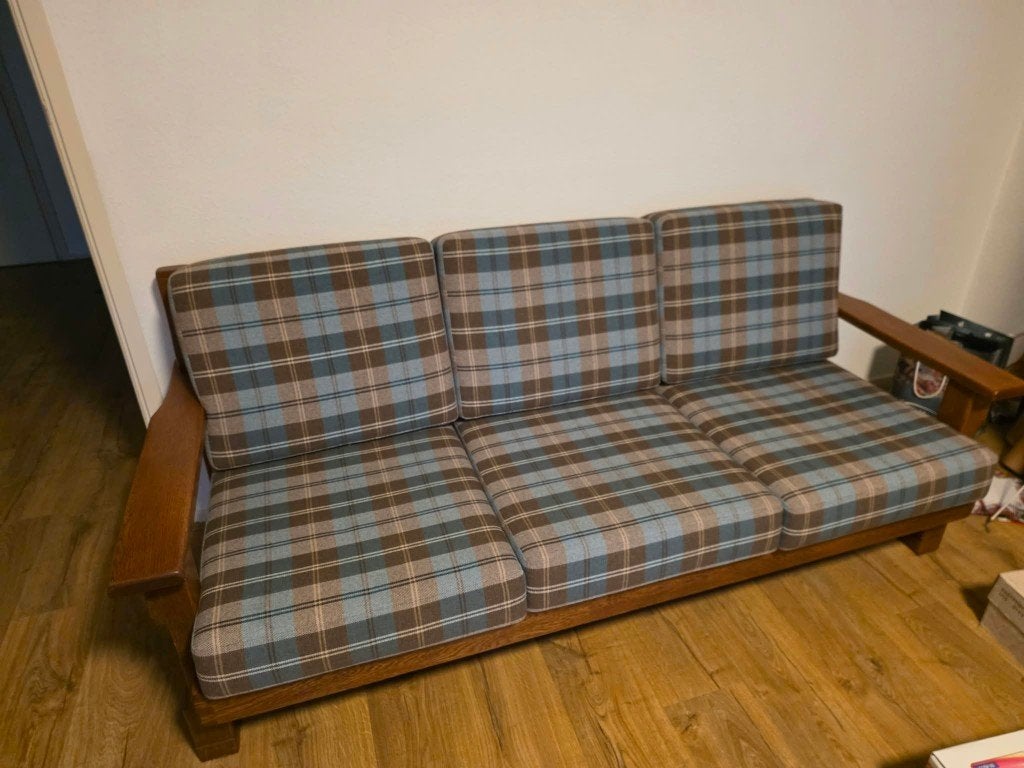Stevige driezitsbank met geruite kussens, Ophalen, Hout, Gebruikt, 150 tot 200 cm