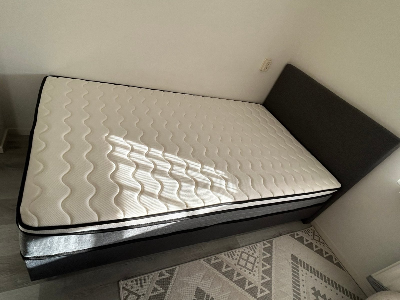 Nette eenpersoons boxspring met hoofdbord en matras