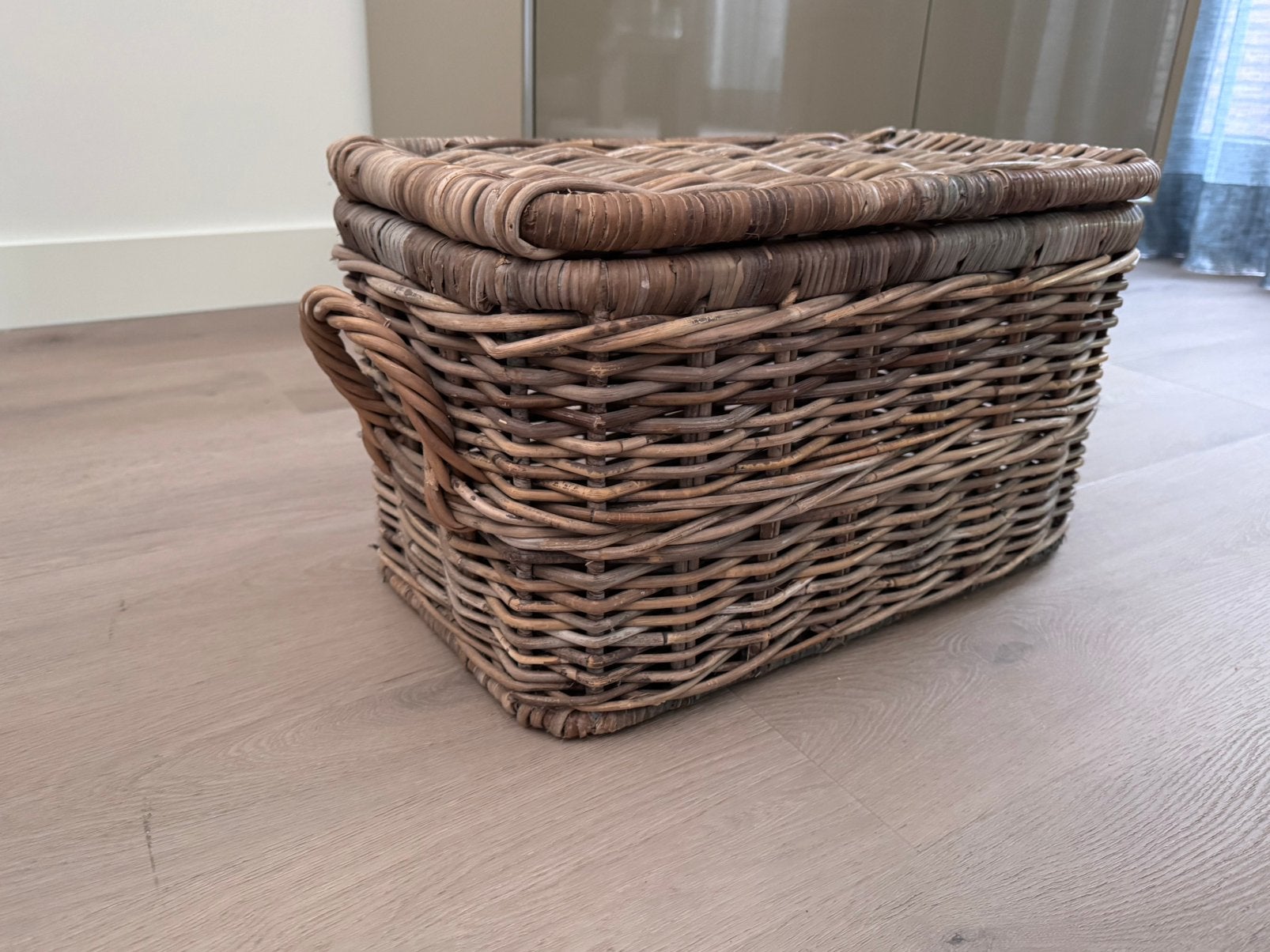 Rotan opbergmand grijs met deksel 55x28x28, Huis en Inrichting, Ophalen of Verzenden, Zo goed als nieuw, Rond, Riet